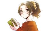  1girl bangs bespectacled book brown_hair closed_mouth commentary_request expressionless eyebrows_visible_through_hair from_side glasses hair_ornament hair_scrunchie high_ponytail highres holding holding_book honami_hisame long_sleeves looking_at_viewer looking_to_the_side open_book orange_sweater parted_bangs round_eyewear scrunchie short_hair shoujo_kageki_revue_starlight simple_background sleeves_past_wrists solo sweater tareko upper_body white_background yellow_eyes yellow_scrunchie 