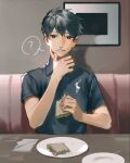  1boy ? black_hair black_shirt booth_seating collared_shirt commentary_request food hand_up highres ishida_(segu_ishida) looking_at_viewer male_focus mole mole_under_eye original parted_lips picture_(object) plate restaurant sandwich shirt short_hair short_sleeves sitting solo spoken_question_mark upper_body violet_eyes wiping_face 