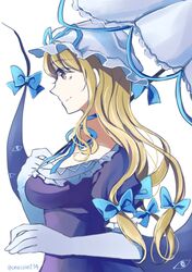  1girl blue_bow blue_neckwear blue_ribbon bow breasts closed_mouth elbow_gloves gap_(touhou) gloves hat hat_ribbon kaede_(mmkeyy) large_breasts long_hair mob_cap official_alternate_costume parasol pillow_hat ribbon simple_background smile touhou umbrella white_background yakumo_yukari 