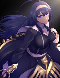  1girl ahoge black_background black_dress blue_eyes blue_hair breasts dress eyebrows_visible_through_hair gaien_(jin_morisono) hair_between_eyes hairband hand_on_own_chest highres holding holding_weapon large_breasts long_dress long_hair long_sleeves looking_at_viewer orie_(under_night_in-birth) parted_lips print_dress solo under_night_in-birth upper_body weapon white_hairband 