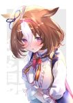  1girl @_@ ahoge animal_ears arm_between_breasts bangs between_breasts blush breasts brown_hair commentary_request ear_ribbon gloves hairband horse_ears large_breasts looking_at_viewer medium_hair meisho_doto_(umamusume) multicolored_hair ouri_(aya_pine) parted_lips shirt solo strap_between_breasts translation_request two-tone_hair umamusume upper_body violet_eyes white_gloves white_shirt 