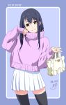  1girl bag bangs black_legwear blue_hair closed_mouth dated hand_up handbag highres holding holding_bag long_hair long_sleeves looking_at_viewer nii_manabu original pleated_skirt purple_background purple_sweater signature simple_background skirt smile solo standing sweater thigh-highs turtleneck turtleneck_sweater white_skirt yellow_eyes 