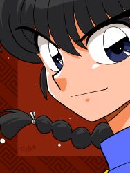  1boy black_hair blue_eyes blue_shirt braid close-up closed_mouth hair_between_eyes highres looking_at_viewer male_focus ranma_1/2 red_background saotome_ranma shirt short_hair signature single_braid smile solo wanta_(futoshi) 