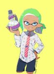  1eye_kozou black_shorts blue_eyes bottle dark_skin fang green_hair hand_on_hip holding holding_bottle inkling long_sleeves looking_at_viewer necktie pointy_ears red_necktie shirt short_hair shorts simple_background smug splatoon_(series) splatoon_2 standing tentacle_hair third-party_source tied_hair twitter_username upper_body white_shirt yellow_background 