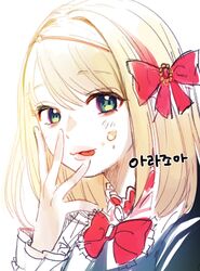  1girl bangs blonde_hair bow chae_ara crumbs eyebrows_visible_through_hair food food_on_face green_eyes hair_bow highres korean_commentary korean_text looking_at_viewer medium_hair mixed-language_commentary nijisanji nijisanji_kr nun_bora_(artist) open_hand portrait red_bow sketch smile solo tongue tongue_out virtual_youtuber white_background 