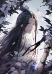  1boy absurdres black_hair blue_eyes blue_gemstone chinese_clothes chinese_commentary commentary_request curtained_hair falling_leaves from_behind fur-trimmed_robe fur_trim gem hair_ornament hanfu highres leaf long_hair looking_at_viewer looking_back male_focus nana895 parted_bangs plant robe smile solo su_ci tassel tassel_hair_ornament topknot upper_body weapon_bag white_background white_hanfu white_robe zhangmen_tai_mang 