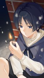  1boy against_wall arm_on_thigh black_bow black_hair black_shorts blunt_ends bow closed_mouth eyeliner eyeshadow fire genshin_impact grey_cloak grey_vest hair_intakes hand_up highres holding_matchstick long_sleeves looking_at_object makeup male_focus night outdoors perota_1 red_eyeliner red_eyeshadow scaramouche_(genshin_impact) shirt shorts sitting snowing solo undershirt vest violet_eyes white_shirt white_sleeves wispy_bangs 
