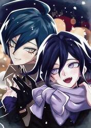  2boys :d absurdres ahoge alternate_costume bangs black_gloves black_hair blurry blurry_background brown_coat brown_eyes closed_mouth coat danganronpa_(series) danganronpa_v3:_killing_harmony fangs flipped_hair gloves green_hair grey_scarf hair_between_eyes hand_up highres male_focus multiple_boys open_mouth ouma_kokichi pink_hair saihara_shuuichi scarf shiny shiny_hair short_hair smile snow teeth ttegi_(ddeck_dg) upper_teeth winter 