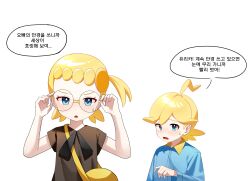  1boy 1girl absurdres adjusting_eyewear ahoge bag bespectacled blonde_hair blue_eyes blue_jumpsuit bonnie_(pokemon) borrowed_accessory brother_and_sister brown_shirt clemont_(pokemon) collared_jumpsuit glasses hands_up highres jumpsuit korean_text open_mouth pokemon pokemon_(anime) pokemon_xy_(anime) pokesudal shirt short_sleeves shoulder_bag siblings simple_background speech_bubble sweatdrop t-shirt translation_request white_background yellow_bag 