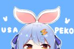  1girl bangs blue_background blue_ribbon brown_eyes bunny-shaped_pupils carrot_hair_ornament chibi eyebrows_visible_through_hair food-themed_hair_ornament hair_ornament hair_ribbon hands_up hololive looking_at_viewer outline peeking_out ribbon seigan_subaru short_eyebrows simple_background solo symbol-shaped_pupils thick_eyebrows two_side_up usada_pekora virtual_youtuber white_outline 