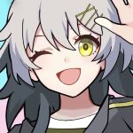  1girl ;d arm_up bai_chengao_xp bangs close-up croque_(girls&#039;_frontline_nc) face girls&#039;_frontline_neural_cloud girls_frontline green_eyes grey_hair hair_between_eyes hair_ornament hairclip long_hair looking_at_viewer one_eye_closed open_mouth portrait smile solo waving 