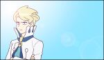  1boy ascot bangs blonde_hair blue_ascot blue_background blue_eyes closed_mouth commentary_request crossed_arms high_collar jaho long_sleeves male_focus pokemon pokemon_(game) pokemon_xy shirt short_hair siebold_(pokemon) solo upper_body white_shirt 