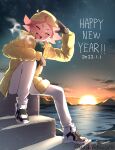  1girl amanda_o&#039;neill arikindows10 blonde_hair blush closed_eyes clouds commentary_request dated full_body green_scarf hand_up happy_new_year highres jacket little_witch_academia multicolored_hair new_year ocean open_clothes open_jacket open_mouth outdoors pants pink_hair salute scarf shoes short_hair sitting sky smile solo star_(sky) starry_sky steam sunset teeth twitter_username two-tone_hair upper_teeth white_footwear white_pants yellow_jacket 