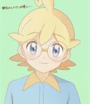  1boy ahoge bangs blonde_hair blush clemont_(pokemon) closed_mouth commentary_request eyebrows_visible_through_hair glasses green_background grey_eyes grey_jumpsuit highres jumpsuit kouzuki_(reshika213) looking_at_viewer male_focus pokemon pokemon_(anime) pokemon_xy_(anime) round_eyewear simple_background smile solo translation_request upper_body 