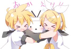  >_< 1boy 1girl :d ahoge blonde_hair blush bow commentary_request detached_sleeves flying_sweatdrops from_side hair_between_eyes hair_bow hair_ornament hairclip headphones headset hug kagamine_len kagamine_rin mani_(manidrawings) medium_hair neckerchief necktie niconico open_mouth parallel_hairclips parted_bangs ponytail shirt short_hair short_sleeves sidelocks simple_background sleeveless sleeveless_shirt smile terebi-chan translation_request triangle_mouth upper_body vocaloid white_background white_bow white_shirt yellow_neckerchief yellow_necktie 