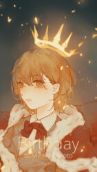  1girl artist_name birthday blazer bow bowtie brown_eyes brown_hair brown_jacket cape character_name chinese_commentary closed_mouth commentary_request crown fur-trimmed_cape fur_trim hair_between_eyes highres jacket long_sleeves looking_at_viewer misaka_mikoto red_bow red_bowtie red_cape school_uniform short_hair simple_background smile solo toaru_kagaku_no_railgun toaru_majutsu_no_index tokiwadai_school_uniform upper_body winter_uniform youlili 