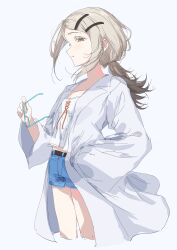  1girl absurdres blonde_hair camisole chidawadachi collarbone commentary_request cropped_legs denim denim_shorts earrings gakuen_idolmaster gradient_hair grey_hair hand_in_pocket highres holding holding_removed_eyewear idolmaster jewelry lab_coat long_hair looking_at_viewer midriff multicolored_hair ponytail profile shinosawa_hiro short_shorts shorts simple_background solo stud_earrings unworn_eyewear white_background white_camisole 