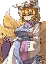 1girl absurdres blonde_hair blue_tabard breasts closed_mouth commentary dot_nose dress fox_girl fox_tail hat highres kitsune kyuubi large_breasts long_sleeves mob_cap multiple_tails short_hair simple_background smile solo standing tabard tail touhou user_jnhm8724 white_background white_dress white_trim wide_sleeves yakumo_ran yellow_eyes 