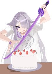  1girl absurdres cake chest_jewel daaku_(koizumi_arata) food fruit gem grey_hair hair_over_one_eye hand_jewel headphones headphones_around_neck highres holding holding_sword holding_weapon hololive hololive_english koseki_bijou koseki_bijou_(pebble_pajamas) long_hair official_alternate_costume official_alternate_hairstyle purple_gem shirt simple_background solo strawberry sword tomato_(sword) tongue tongue_out very_long_hair violet_eyes virtual_youtuber weapon white_background white_shirt 