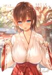  blue_eyes blurry blurry_background breasts brown_hair cowboy_shot eyebrows_visible_through_hair hakama hakama_skirt highres japanese_clothes large_breasts looking_at_viewer miko new_year original red_skirt ribbon-trimmed_sleeves ribbon_trim short_hair shrine signature skirt snow solo sune_(mugendai) tree wide_sleeves 