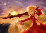  1girl ahoge blonde_hair blurry breasts cleavage corset fate/extra fate/grand_order fate_(series) flower green_eyes hair_flower hair_ornament hei_kuang_jun highres looking_at_viewer nero_claudius_(fate)_(all) ocean petals saber_extra short_hair smile solo 
