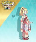  1girl blonde_hair closed_mouth commentary dreambig eyelashes floral_print flower green_eyes hair_flower hair_ornament hand_up highres holding japanese_clothes kimono lillie_(pokemon) long_sleeves obi official_alternate_costume pink_bag pokemon pokemon_(game) pokemon_masters_ex ponytail ribombee sandals sash silhouette smile solo standing tied_hair white_flower white_legwear wide_sleeves yellow_kimono 