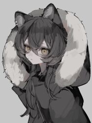  1girl absurdres animal_ears black_coat coat commentary fur-trimmed_hood fur_trim grey_background hair_between_eyes highres hood hood_up hooded_coat long_sleeves looking_at_viewer manuka_x_x medium_hair original solo untranslatable_commentary upper_body yellow_eyes 