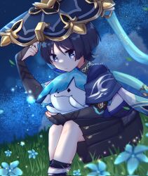 1boy animal_print aranara_(genshin_impact) ararycan_(genshin_impact) armor belt bird_print black_belt black_bodysuit black_bridal_gauntlets black_shorts blue_cape blue_flower blue_hat blue_jingasa blue_rope blue_sash blue_sleeves blunt_ends bodysuit bridal_gauntlets bright_pupils cape choppy_bangs closed_mouth creature expressionless eyeliner fingernails fireflies flower furisode genshin_impact gold gold_ring grass hakama hakama_shorts hand_up hat highres holding holding_creature japanese_armor japanese_clothes jingasa kimono kote kurokote layered_sleeves looking_at_creature makeup makoto_774 male_focus mandarin_collar middle_ring night outdoors pleated_shorts red_eyeliner rope sash scaramouche_(genshin_impact) short_sleeves shorts side_cape sitting sky star_(sky) starry_sky violet_eyes wanderer_(genshin_impact) white_kimono white_pupils white_sleeves white_trim 