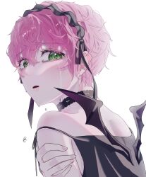  1girl absurdres alien_stage black_choker black_dress black_hairband black_wings choker commentary_request crying crying_with_eyes_open demon_wings dress green_eyes hairband hand_on_own_arm highres hu_uovou_chu korean_commentary lace lace_choker looking_back mizi_(alien_stage) official_alternate_costume open_mouth short_hair simple_background tears very_short_hair white_background wings 