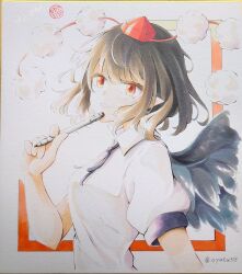  1girl absurdres bird_wings black_wings brown_hair commentary_request feathered_wings grin hat highres holding holding_pen looking_at_viewer medium_hair oyatu315 pen pointy_ears pom_pom_(clothes) puffy_short_sleeves puffy_sleeves red_eyes red_hat shameimaru_aya shikishi short_sleeves smile solo tokin_hat touhou traditional_media twitter_username upper_body wings 