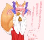  1girl animal_ear_fluff animal_ears bangs blue_bow blush bow commentary_request cowboy_shot dated eyebrows_visible_through_hair eyelashes fate/extra fate_(series) fox_ears fox_girl fox_tail hair_between_eyes hair_bow hakama hakama_skirt happy heart holding japanese_clothes kimono long_hair long_sleeves looking_at_viewer miko one_eye_closed open_mouth pink_hair red_hakama sidelocks signature simple_background skirt smile solo split_ponytail standing tail tamamo_(fate) tamamo_no_mae_(fate/extra) tongue translation_request twitter_username white_kimono wide_sleeves winsankemonodou yellow_eyes 