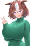  1girl absurdres ahoge animal_ears blush breasts brown_hair eyebrows_visible_through_hair gigantic_breasts green_sweater hair_between_eyes hairband highres horse_ears horse_girl jewelry kntrs_(knyrs) meisho_doto_(umamusume) multicolored_hair necklace open_mouth pink_hairband ribbed_sweater short_hair simple_background smile solo sweater teeth two-tone_hair umamusume upper_teeth v violet_eyes white_background white_hair 