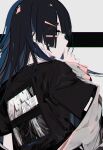  1girl absurdres bangs black_eyes black_hair black_shirt casual chromatic_aberration closed_mouth commentary_request from_side grey_background hair_between_eyes hand_to_own_mouth highres long_hair looking_to_the_side maimuro original shirt sidelocks solo thinking upper_body 