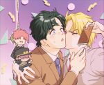  &gt;_&lt; 4boys black_hair blonde_hair blue_eyes candy chibi chocolate chocolate_bar dio_brando food formal hierophant_green implied_kiss jojo_no_kimyou_na_bouken jonathan_joestar kakyoin_noriaki kiss kissing_cheek kujo_jotaro male_focus multiple_boys necktie phantom_blood red_eyes redhead shadow shim_(user_xsvv5753) stand_(jojo) stardust_crusaders suit tentacles 