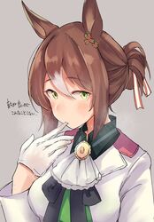  1girl animal_ears biting blush breasts brown_hair closed_mouth fine_motion_(umamusume) glove_biting gloves green_shirt grey_background hair_bun hand_up highres horse_ears jacket medium_breasts multicolored_hair nyakonro_(nekonro) shirt sidelocks simple_background solo translation_request two-tone_hair umamusume upper_body white_gloves white_hair white_jacket 