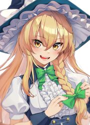  1girl :d bangs blonde_hair blurry bow bowtie braid commentary_request depth_of_field eyebrows_visible_through_hair green_bow green_bowtie hair_between_eyes hair_bow hair_ribbon hat highres kabu_(niniko2ko) kirisame_marisa long_hair looking_at_viewer ribbon side_braid simple_background single_braid smile solo teeth tongue touhou tress_ribbon upper_body very_long_hair white_background witch_hat yellow_eyes 