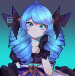  1girl ahoge artist_name bangs black_bow black_gloves blue_eyes blue_hair blush bow breasts collarbone dress drill_hair frilled_dress frills gloves green_background green_eyes gwen_(league_of_legends) hair_bow hand_up highres league_of_legends long_hair looking_at_viewer mizah_(mizah) puffy_short_sleeves puffy_sleeves shiny shiny_hair short_sleeves smile twin_drills twintails 