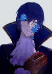  1boy ascot blue_coat blue_eyes blue_flower blue_hair coat commentary cracked_skin expressionless flower flower_on_head flower_over_eye gloves grey_background hand_on_own_chest high_collar highres kaito_(vocaloid) male_focus one_eye_covered parted_lips project_diva_(series) red_flower requiem_(module) rose solo upper_body vocaloid yinnnn 