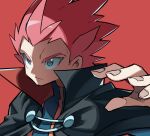  1boy black_cloak blue_eyes blue_jacket cloak closed_mouth commentary_request fingernails frown hand_up highres hyou_(hyouga617) jacket lance_(pokemon) male_focus pink_hair pink_pupils pokemon pokemon_(game) pokemon_hgss popped_collar red_background short_hair simple_background solo spiky_hair upper_body 