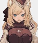  1girl arknights armor black_bow black_headwear blonde_hair blue_eyes bow cape eyebrows_visible_through_hair fang hair_bow hat highres kingdom_of_kazimierz_logo long_hair looking_at_viewer one-hour_drawing_challenge simple_background skin_fang solo soudatteyo straight-on upper_body whislash_(arknights) white_background white_cape 