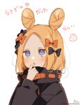  1girl abigail_williams_(fate) abigail_williams_(traveling_outfit)_(fate) absurdres bangs black_bow black_jacket blonde_hair blue_eyes blush bow commentary_request fate/grand_order fate_(series) forehead hair_bow hand_up highres jacket long_sleeves orange_bow parted_bangs parted_lips puffy_long_sleeves puffy_sleeves signature simple_background sofra solo teeth translation_request twitter_username upper_body upper_teeth white_background 