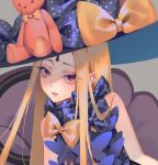  1girl abigail_williams_(fate) bangs black_bow black_headwear blonde_hair bow commentary_request expressionless face fate/grand_order fate_(series) forehead hair_bow hat highres karesuki keyhole long_hair looking_at_viewer multiple_bows multiple_hair_bows orange_bow parted_bangs polka_dot polka_dot_bow purple_bow red_eyes solo stuffed_toy toy upper_body very_long_hair witch_hat 