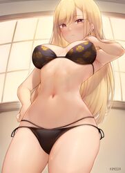  1girl armpits artist_name bangs bikini black_bikini blonde_hair blush breasts closed_mouth ear_piercing english_commentary eyebrows_visible_through_hair floral_print from_below highres kimoshi kitagawa_marin large_breasts long_hair looking_at_viewer mixed-language_commentary navel piercing red_eyes side-tie_bikini solo sono_bisque_doll_wa_koi_wo_suru swimsuit thighs 