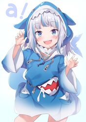  1girl :d akizora_momiji bangs blue_eyes blue_hoodie fish_tail gawr_gura highres hololive hololive_english hood hoodie long_sleeves looking_at_viewer multicolored_hair open_mouth shark_girl shark_tail sharp_teeth silver_hair smile solo tail teeth 