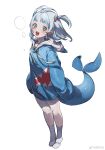  1girl :d arms_at_sides blue_eyes blue_hair blue_shirt blush fish_tail gawr_gura grey_hair hair_ornament highres hololive hololive_english hood hood_down hoodie knees legs looking_at_viewer multicolored_hair shark_tail sharp_teeth shirt short_hair simple_background smile socks solo standing streaked_hair tail teeth thighs two_side_up upper_teeth weibo_username white_background white_legwear yi_shin_jian 