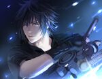  1boy absurdres black_hair blue_eyes closed_mouth commentary_request final_fantasy final_fantasy_xv forehead gloves glowing highres holding holding_weapon male_focus noctis_lucis_caelum on_(isk1812) short_hair short_sleeves solo sparkle spiky_hair upper_body v-shaped_eyebrows weapon 