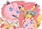 &gt;_o 2022 :t blue_eyes blue_headband body_writing closed_mouth commentary_request happi_xfyg headband holding holding_microphone jigglypuff microphone no_humans one_eye_closed open_mouth picture_(object) pikachu pokemon pokemon_(creature) pout signature smile tongue 