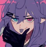  bangs blue_eyes colored_tongue dirty dirty_face eyebrows_visible_through_hair hair_behind_ear hair_ornament hairclip hand_on_own_face heterochromia looking_at_viewer nijisanji nijisanji_en pink_background pointy_ears portrait purple_hair purple_tongue selen_tatsuki spanish_commentary tongue tongue_out violet_eyes virtual_youtuber yuno_(p2eocene) 