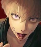  1boy bangs black_shirt blonde_hair blood blood_from_mouth facial_tattoo gugong_(90_un) hair_between_eyes hand_up inumaki_toge jujutsu_kaisen looking_at_viewer male_focus open_mouth red_background shirt short_hair solo sweat tattoo upper_body violet_eyes 