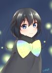  1girl :3 absurdres antennae bangs black_hair blue_eyes blurry blurry_background bow commentary eyebrows_visible_through_hair eyes_visible_through_hair fur_collar hair_between_eyes highres kemono_friends large_bow light_smile looking_at_viewer multicolored_bow shiraha_maru short_hair solo upper_body western_parotia_(kemono_friends) 